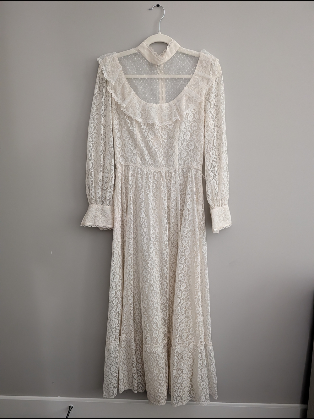 Vintage Long-Sleeve Ivory Lace Maxi Dress with Ruffle Collar